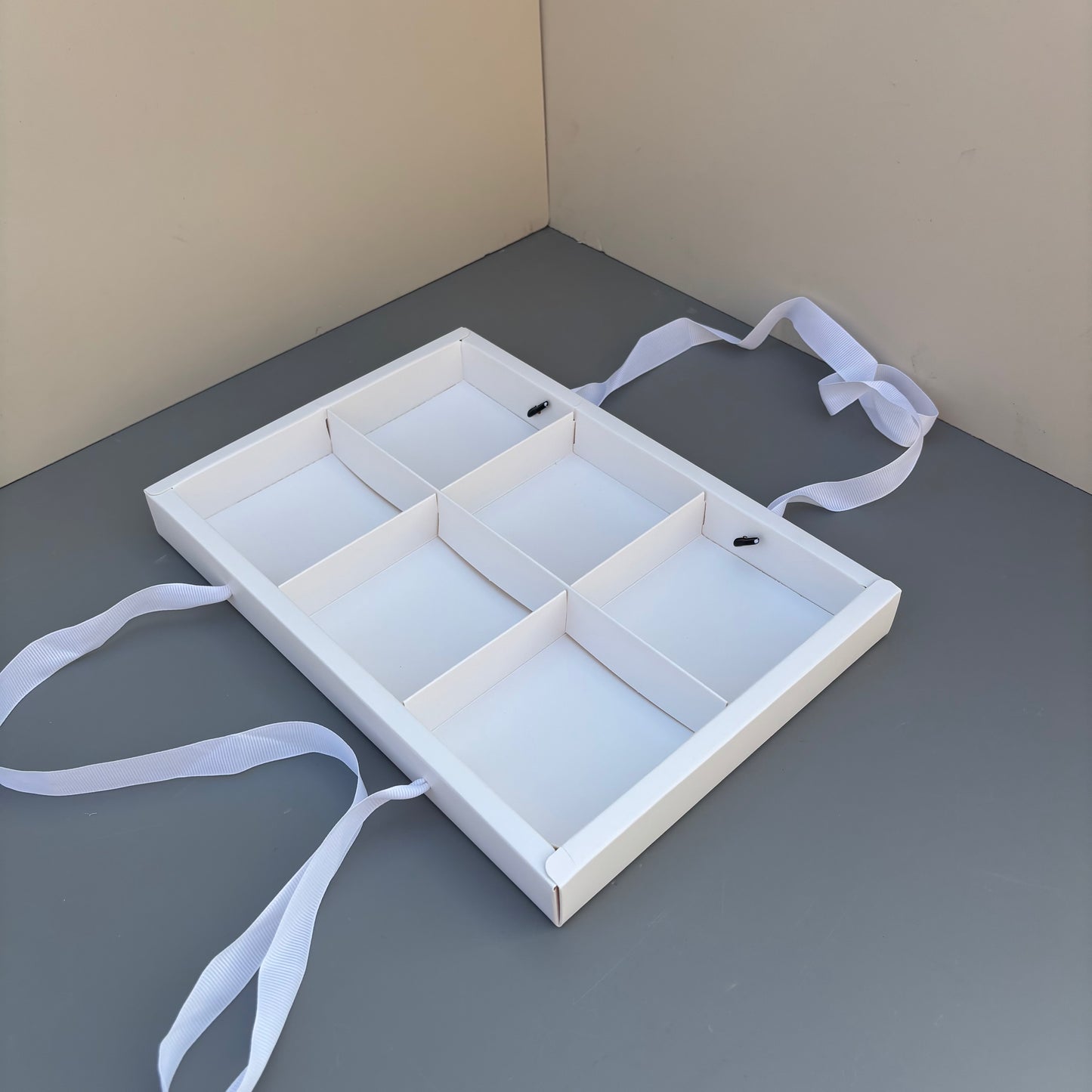 10PCS 6-compartments white base box with clear lid & ribbon