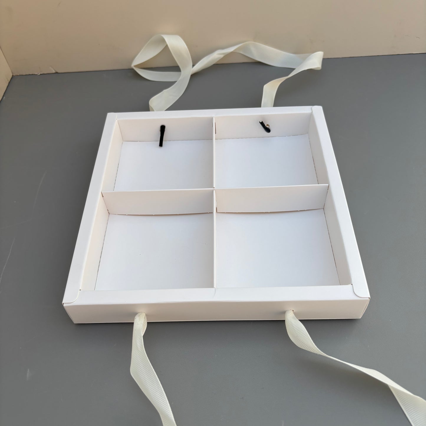 10PCS 4-compartments white base box with clear lid & ribbon