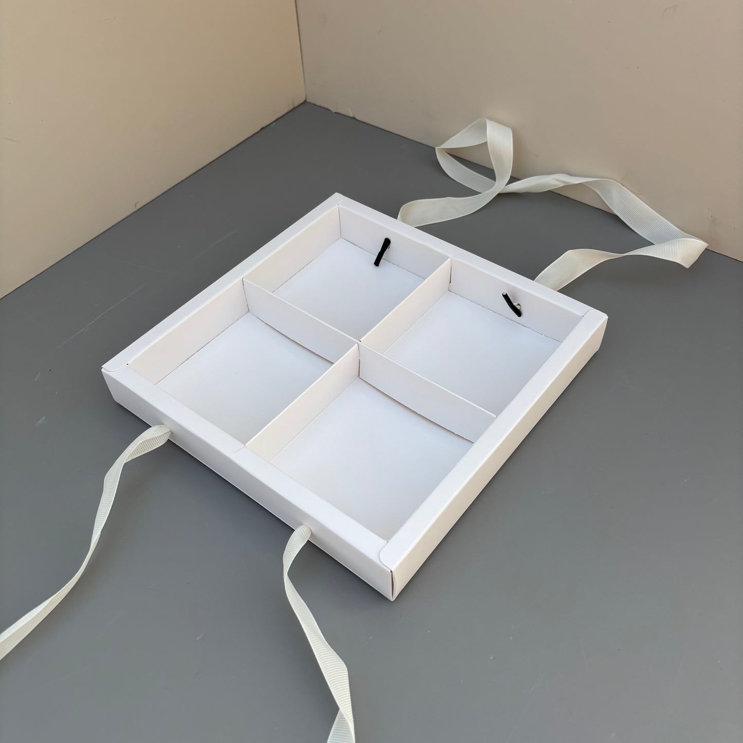 10PCS 4-compartments white base box with clear lid & ribbon