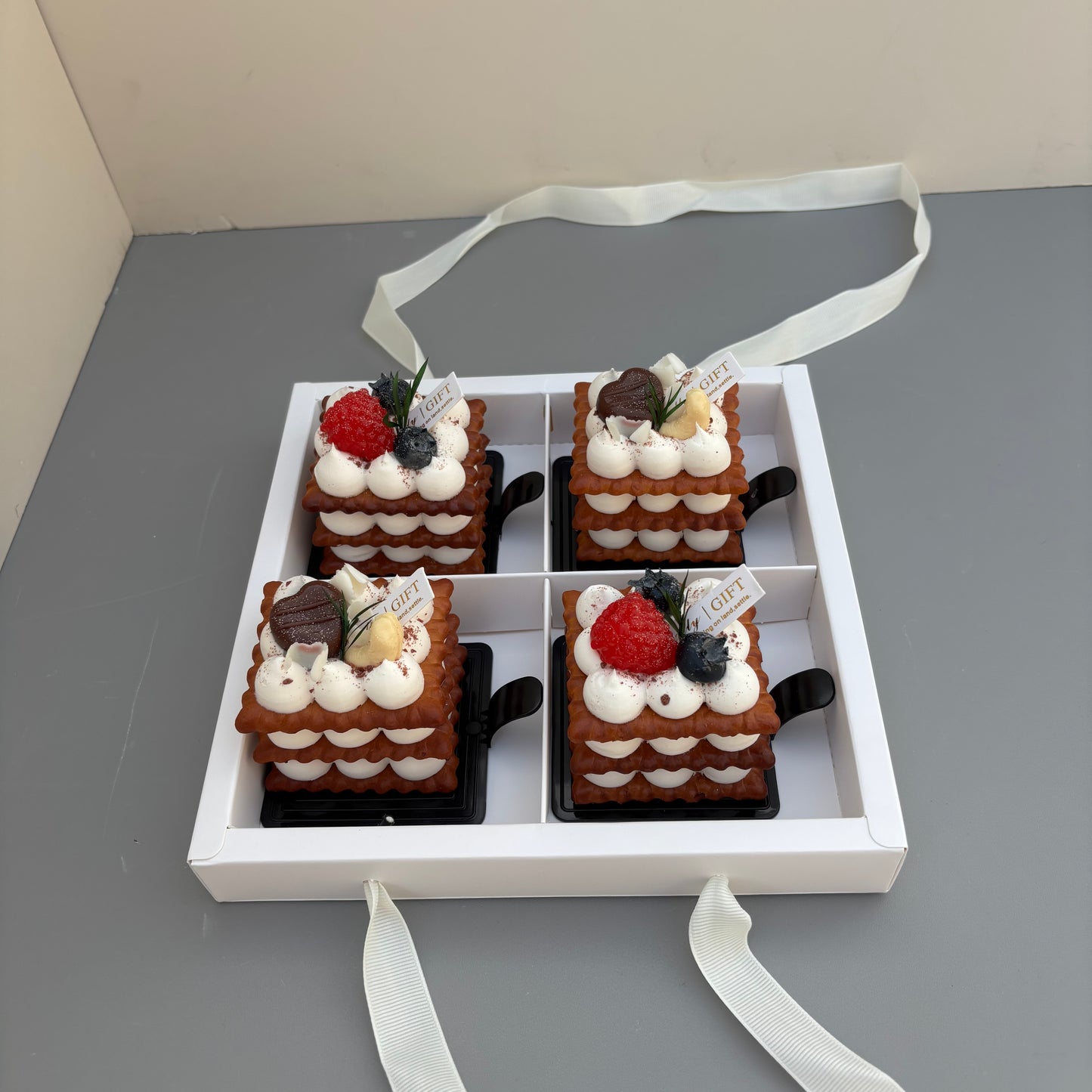 10PCS 4-compartments white base box with clear lid & ribbon