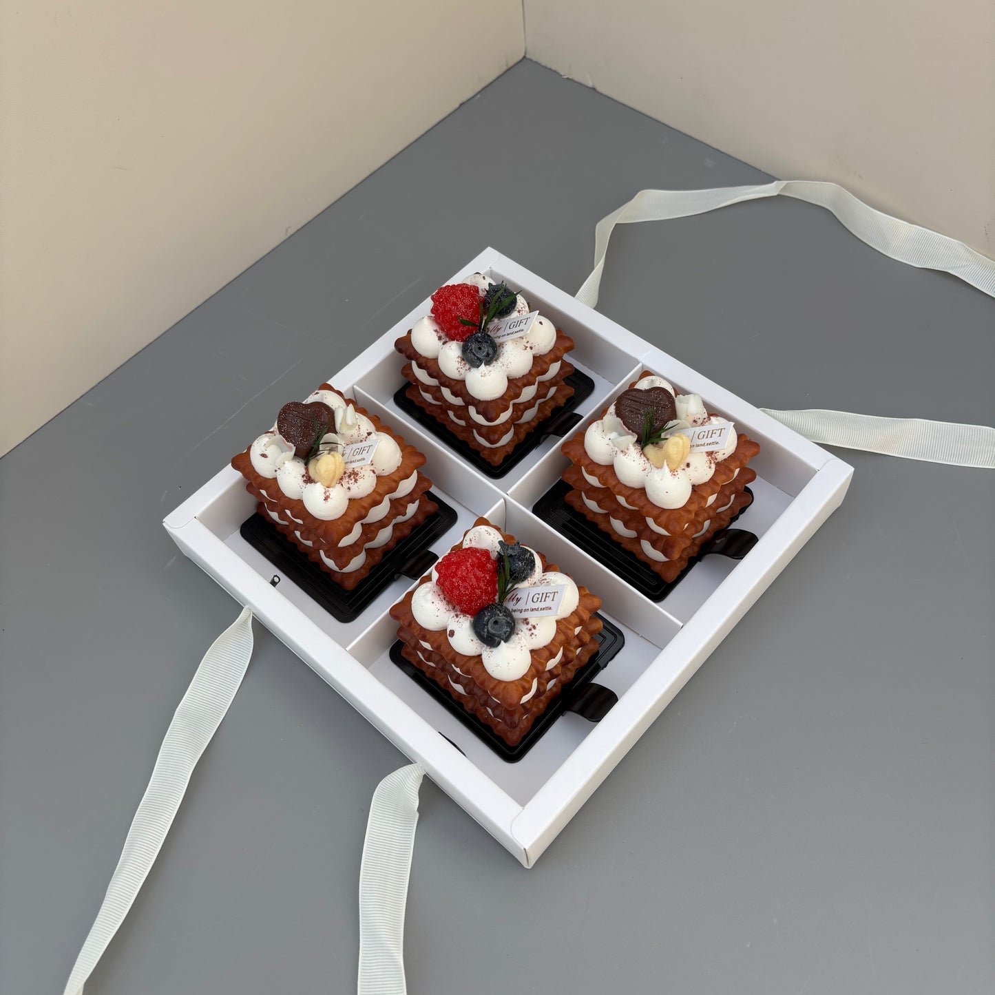 10PCS 4-compartments white base box with clear lid & ribbon