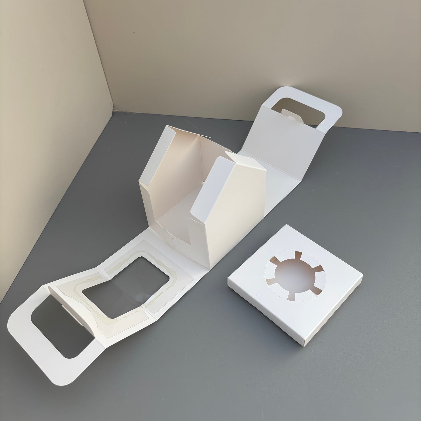 White Cupcake Window Handle Box With Paper Insert