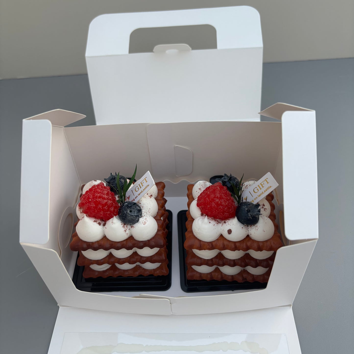 20PCS White Paper Handle Dessert Bakery Box with Insert